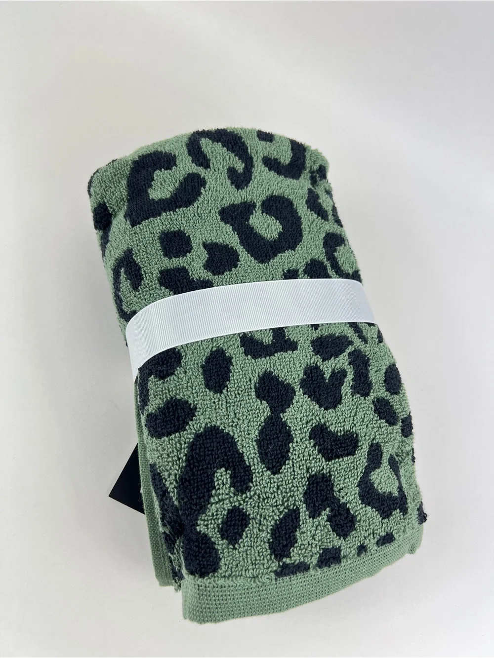 Tahari Home Hand Towel Set Green Black Leopard Print Soft 100% Cotton 2 Pc NEW